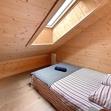 Caroubier - Avec Vue Montagne