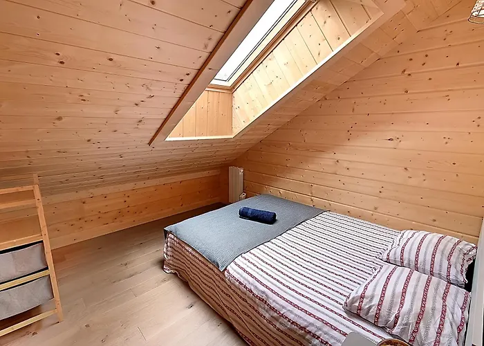 Caroubier - Avec Vue Montagne