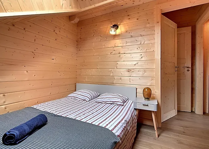 Caroubier - Avec Vue Montagne